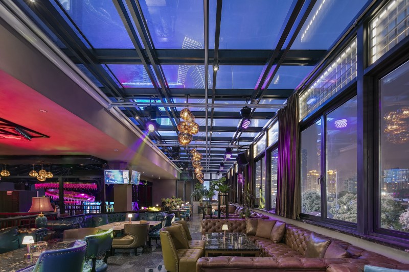南京酒吧店铺装修设计在营造氛围时可以用音乐衬托